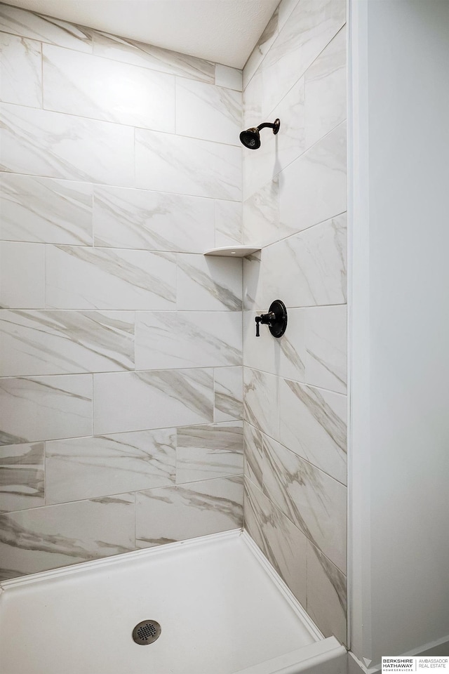 full bath with tiled shower