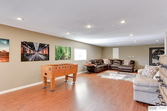 living room featuring recessed lighting, baseboards, and light wood-style flooring