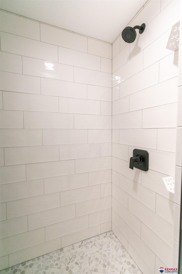 bathroom featuring a tile shower