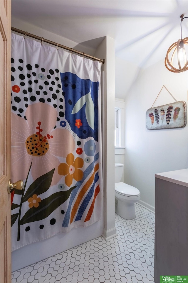 bathroom with tile patterned floors, toilet, curtained shower, baseboards, and vanity