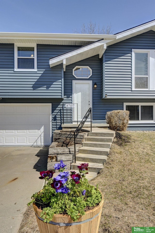 view of front facade with a garage and driveway