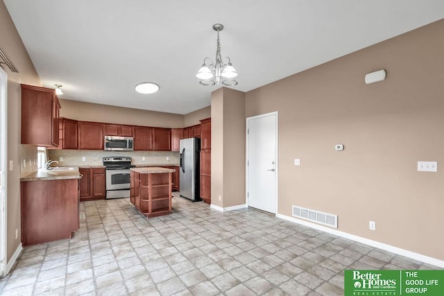 kitchen featuring visible vents, a notable chandelier, backsplash, appliances with stainless steel finishes, and baseboards