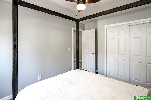 bedroom with a closet, a textured ceiling, and ceiling fan