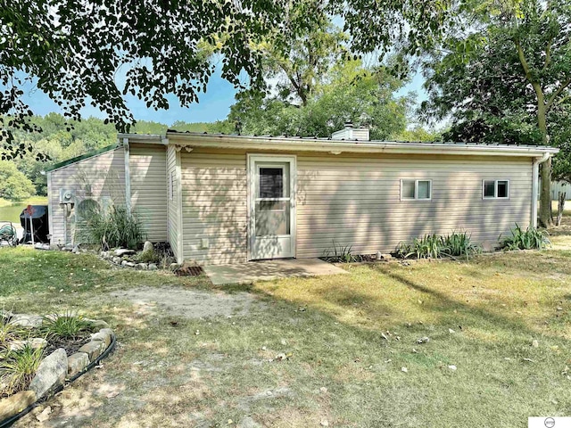 view of side of property featuring a lawn