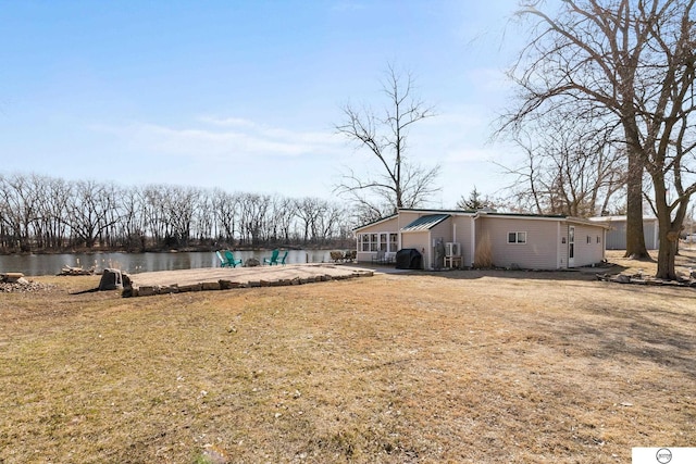 view of yard featuring a water view