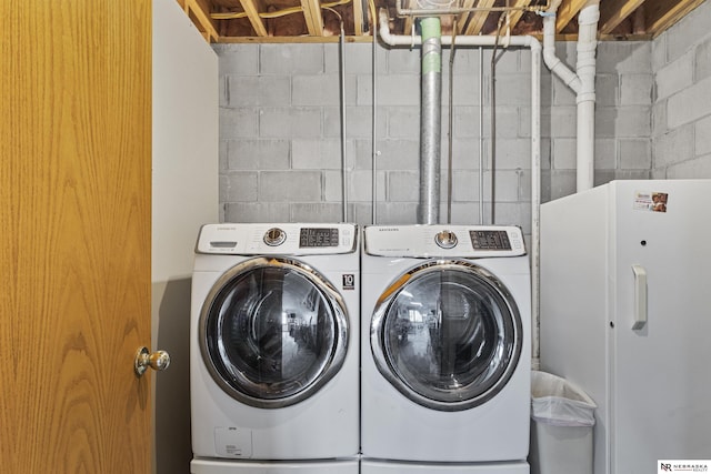 washroom featuring laundry area and independent washer and dryer