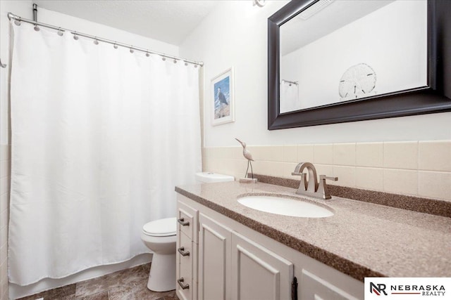 full bathroom with vanity, a shower with shower curtain, and toilet