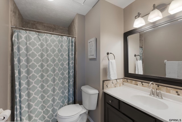 full bathroom featuring a textured ceiling, toilet, vanity, and a shower with curtain