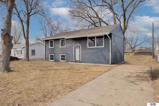 split foyer home featuring a front lawn