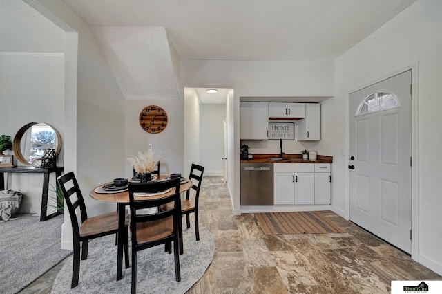 dining room featuring visible vents and baseboards