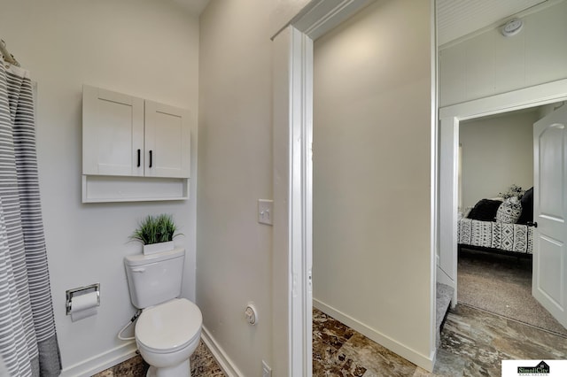 bathroom with ensuite bath, visible vents, toilet, and baseboards