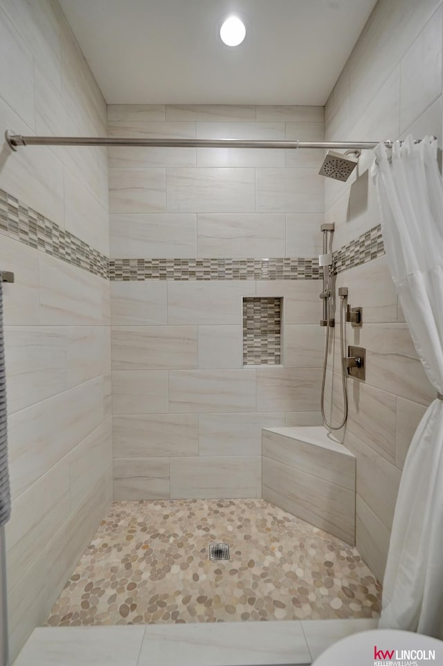 bathroom featuring a tile shower