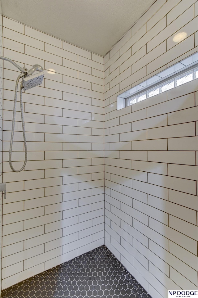 bathroom featuring tiled shower