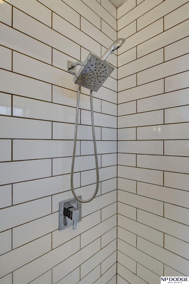 bathroom featuring tiled shower