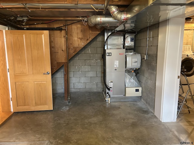 utility room featuring heating unit and washer / clothes dryer