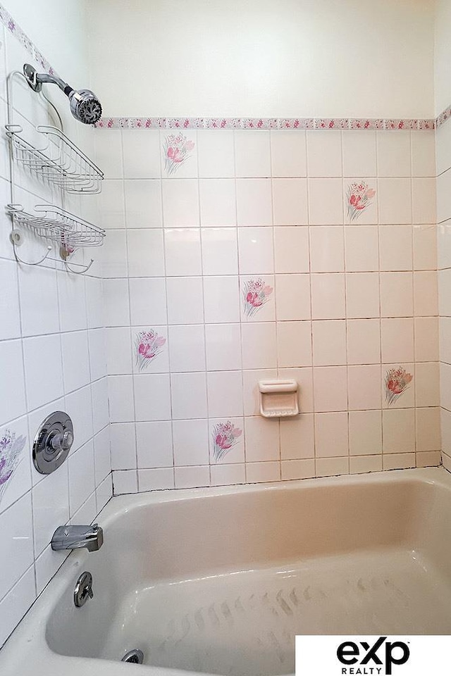 6027 S 36th St, Omaha, NE 68107 - full bath featuring shower / bathtub combination