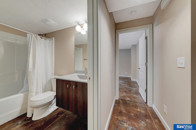 bathroom featuring toilet, vanity, a textured ceiling, shower / tub combo, and baseboards