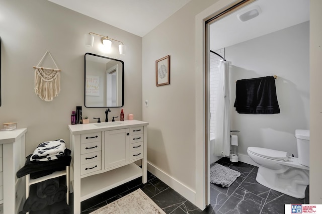 full bathroom with baseboards, toilet, a shower with shower curtain, and vanity