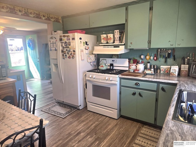 kitchen featuring tasteful backsplash, white appliances, dark wood-style flooring, under cabinet range hood, and ceiling fan