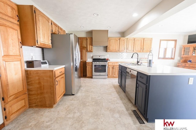 kitchen featuring a sink, visible vents, backsplash, and appliances with stainless steel finishes