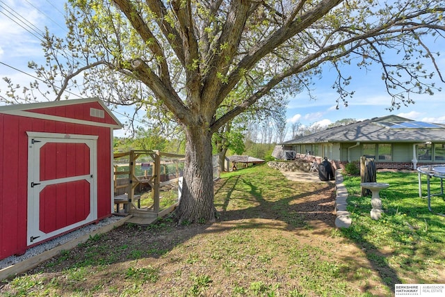 view of yard with an outbuilding and a storage unit