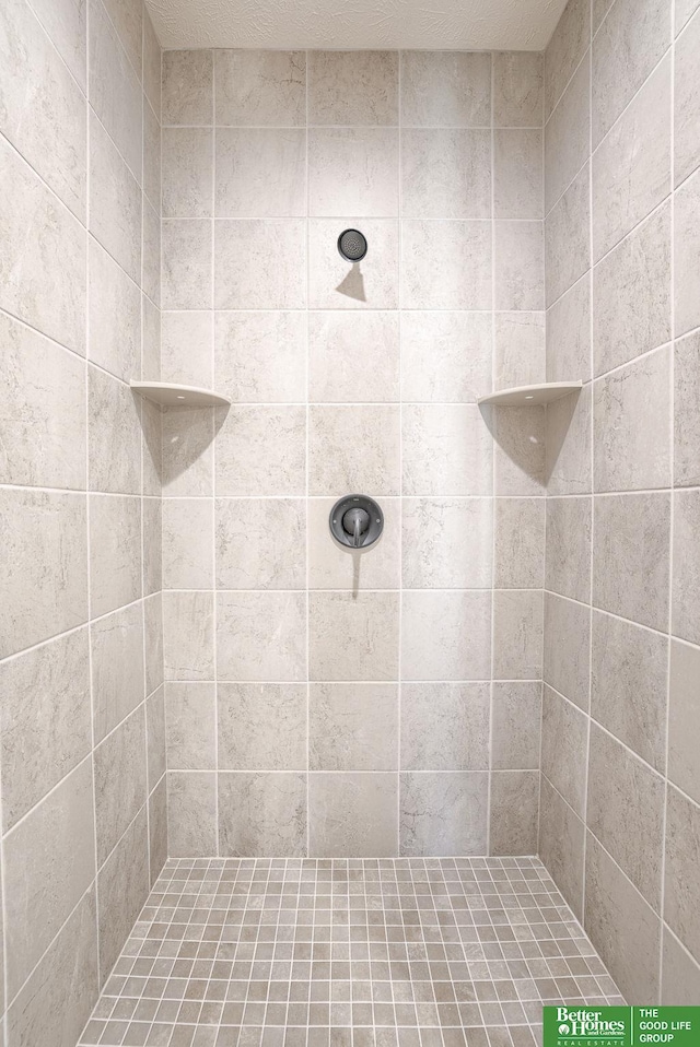 bathroom featuring a tile shower