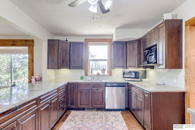 kitchen featuring visible vents, plenty of natural light, a sink, a ceiling fan, and stainless steel appliances