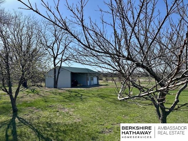 view of yard with an outbuilding
