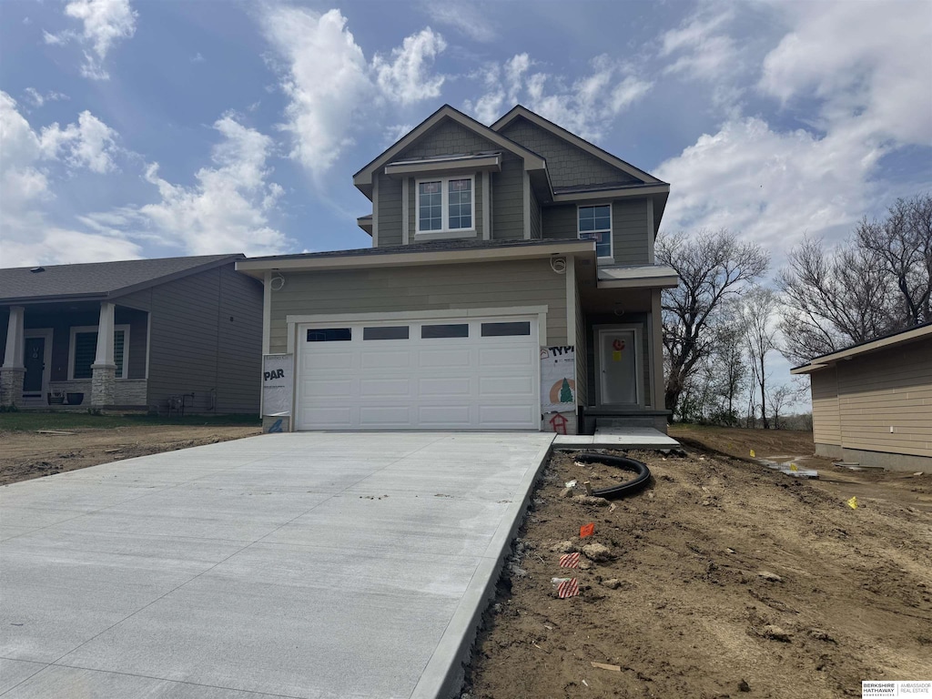 view of front facade featuring a garage and driveway