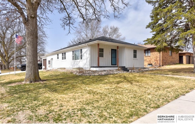 161 S Linden St, Wahoo, NE 68066 - view of front facade featuring a front lawn and board and batten siding
