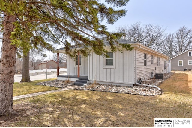 161 S Linden St, Wahoo, NE 68066 - view of front of home with board and batten siding, a front lawn, and covered porch