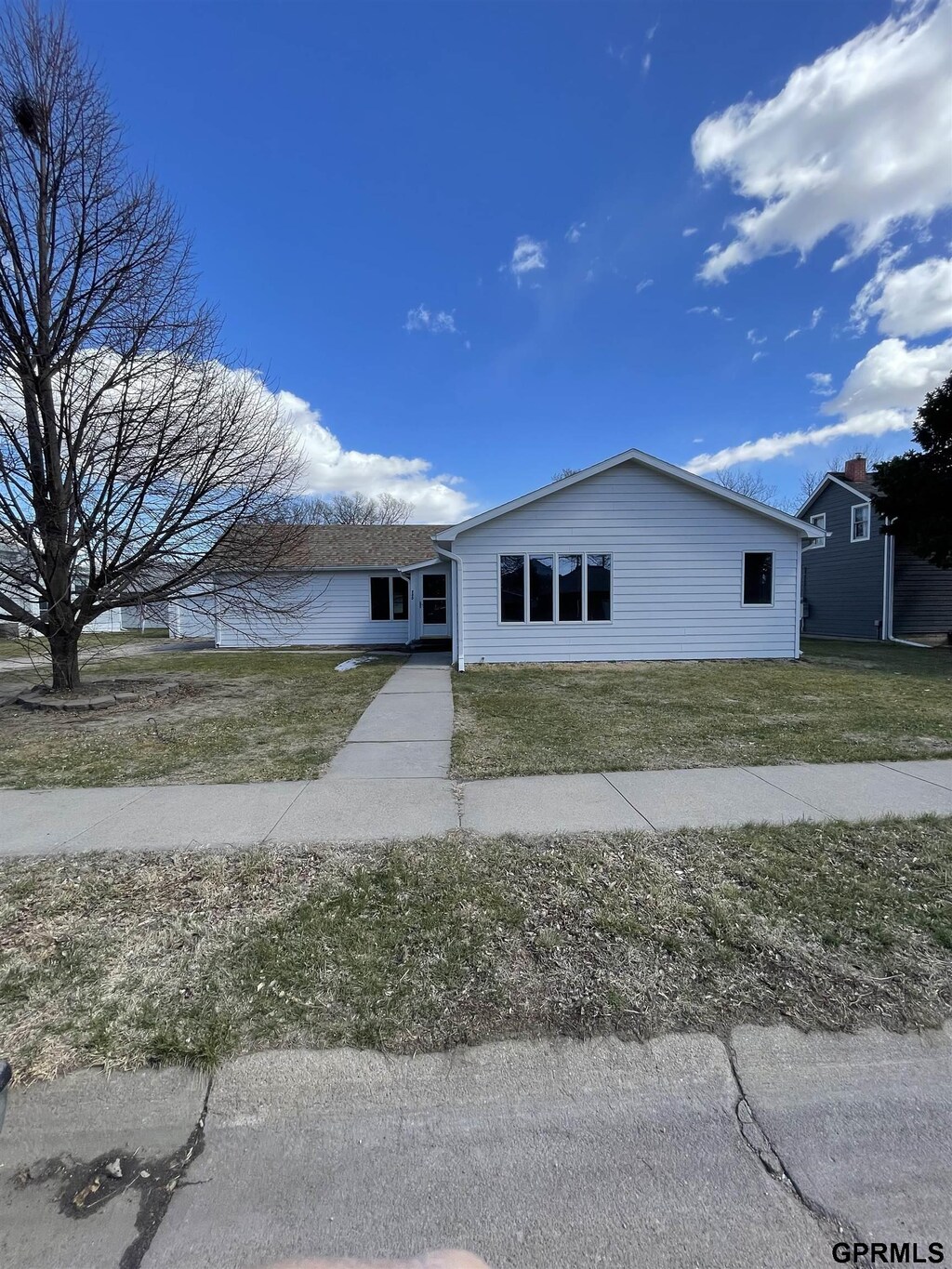 view of front of property featuring a front yard