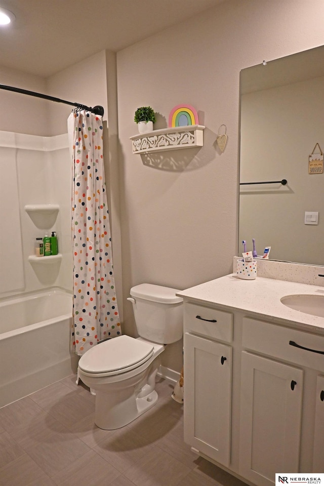 full bath with shower / bath combination with curtain, vanity, baseboards, and toilet