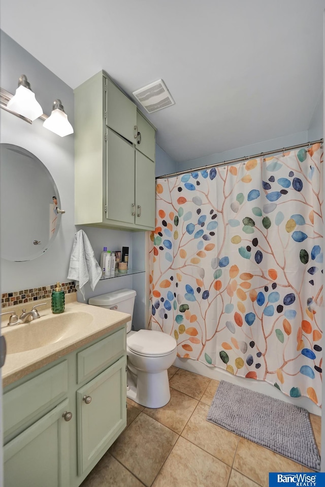 full bathroom with vanity, visible vents, toilet, curtained shower, and decorative backsplash