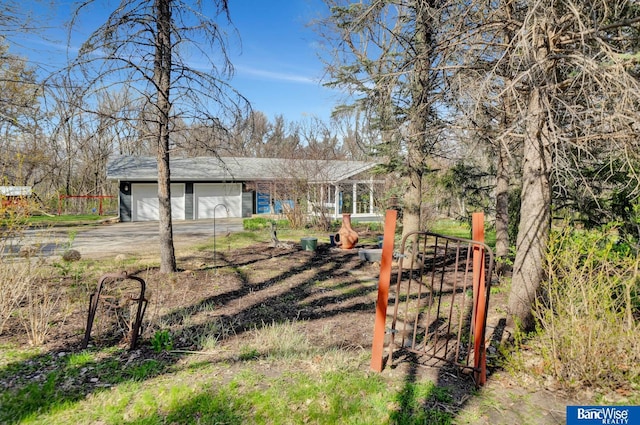 view of yard with driveway