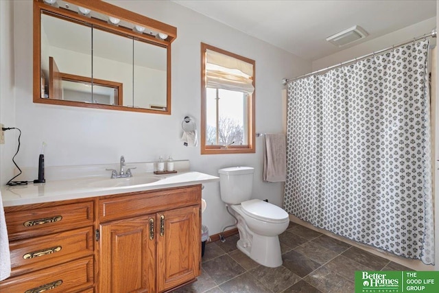 full bathroom with visible vents, toilet, curtained shower, and vanity
