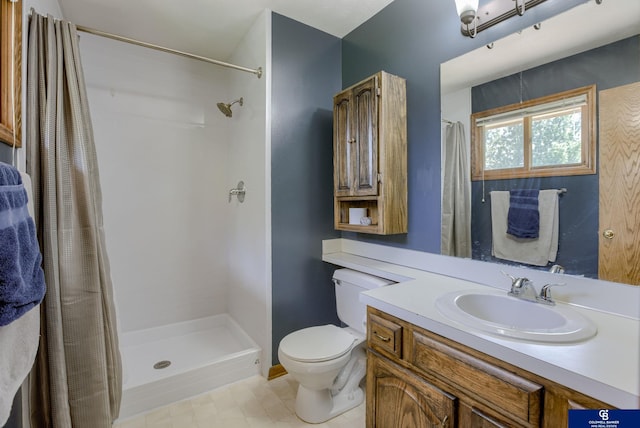 full bath with toilet, curtained shower, and vanity