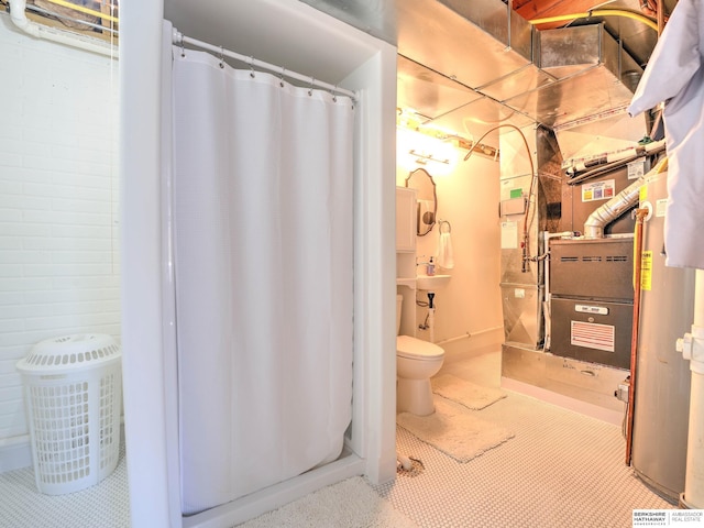 bathroom featuring toilet and a shower with shower curtain