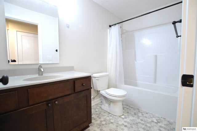 full bath featuring toilet, shower / tub combo with curtain, vanity, and baseboards