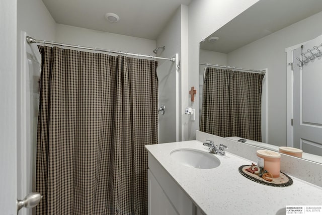 full bathroom featuring a shower with shower curtain and vanity