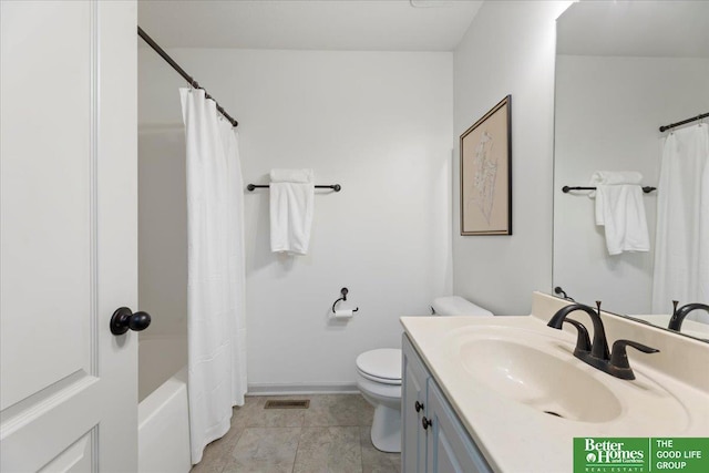 full bathroom with visible vents, toilet, vanity, shower / tub combo with curtain, and baseboards
