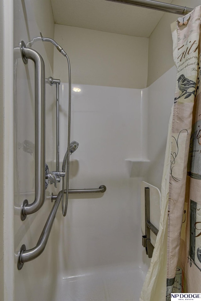 bathroom featuring a shower with shower curtain