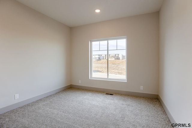 empty room featuring light carpet, baseboards, visible vents, and recessed lighting