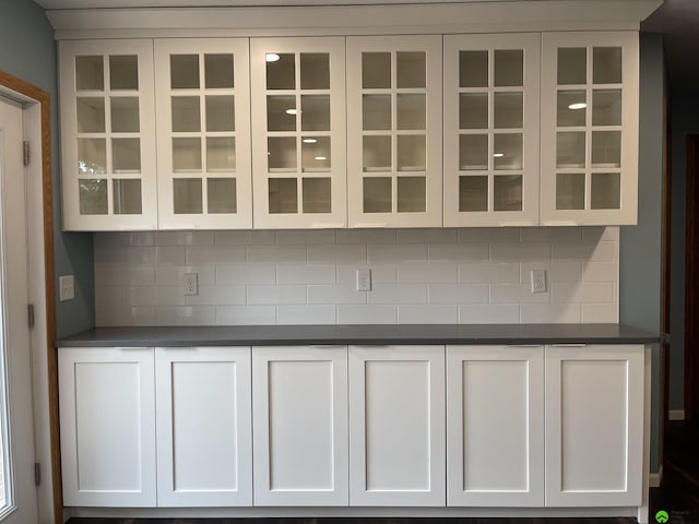 bar featuring decorative backsplash
