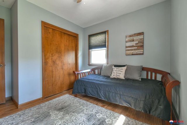 bedroom featuring baseboards, a ceiling fan, and wood finished floors