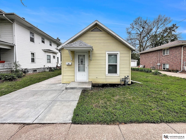 1029 Rose St, Lincoln, NE 68502 - view of front of house with a front yard