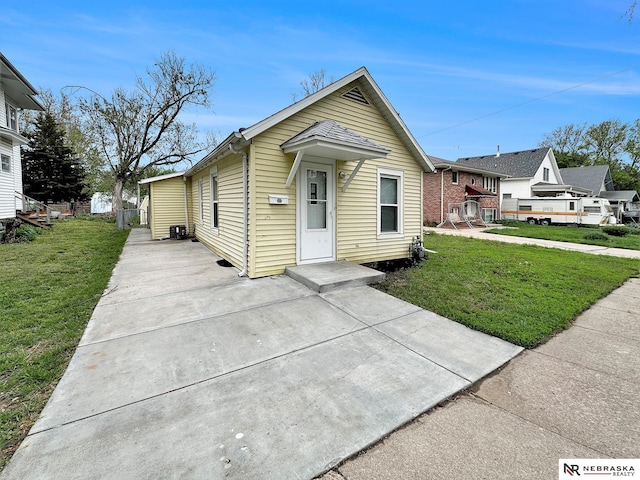 1029 Rose St, Lincoln, NE 68502 - view of front facade with a front lawn