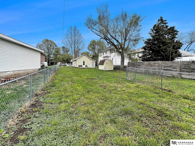 1029 Rose St, Lincoln, NE 68502 - view of yard featuring a storage unit and an outdoor structure