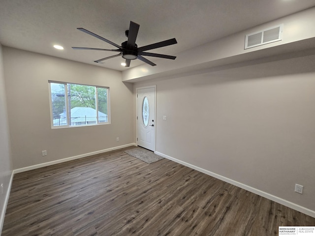 foyer entrance featuring baseboards, recessed lighting, ceiling fan, dark wood-style floors, and visible vents