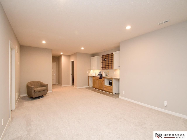 unfurnished room featuring recessed lighting, baseboards, and light carpet